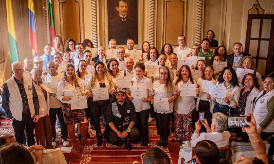 Se certificaron 62 personas. Se certificaron 62 personas.