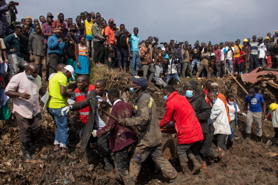 Varias personas llevan a un superviviente a un lugar seguro durante las labores de rescate después de que un deslizamiento de tierra sepultara casas en un vertedero en el distrito de Kiteezi, Kampala, Uganda, Varias personas llevan a un superviviente a un lugar seguro durante las labores de rescate después de que un deslizamiento de tierra sepultara casas en un vertedero en el distrito de Kiteezi, Kampala, Uganda,