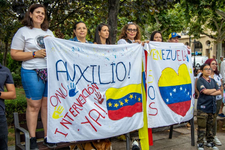 Ayer alrededor de 200 personas se concentraron en el centro de Logroño para protestar contra el "fraude electoral" que supone no proclamar como vencedor de las elecciones en Venezuela a Edmundo González. Ayer alrededor de 200 personas se concentraron en el centro de Logroño para protestar contra el "fraude electoral" que supone no proclamar como vencedor de las elecciones en Venezuela a Edmundo González.