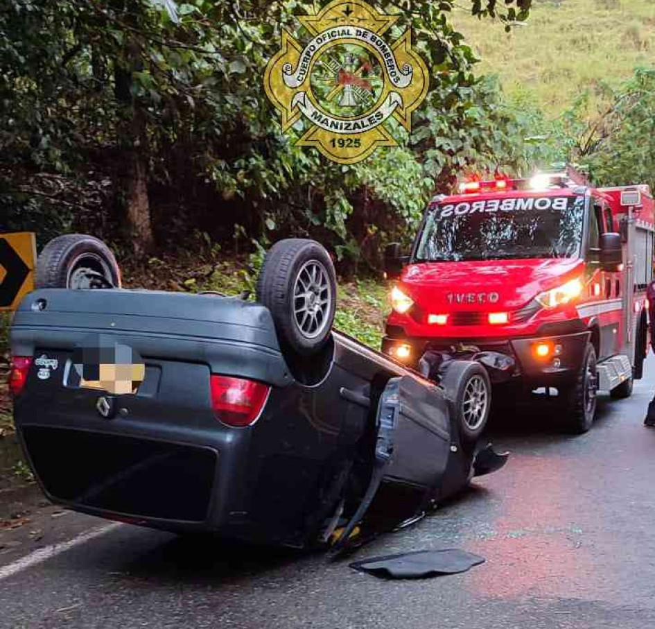 Ayer, un carro particular se volcó en la vía antigua entre Manizales y Chinchiná. El conductor resultó herido y lo trasladaron al hospital San Marcos. Ayer, un carro particular se volcó en la vía antigua entre Manizales y Chinchiná. El conductor resultó herido y lo trasladaron al hospital San Marcos.