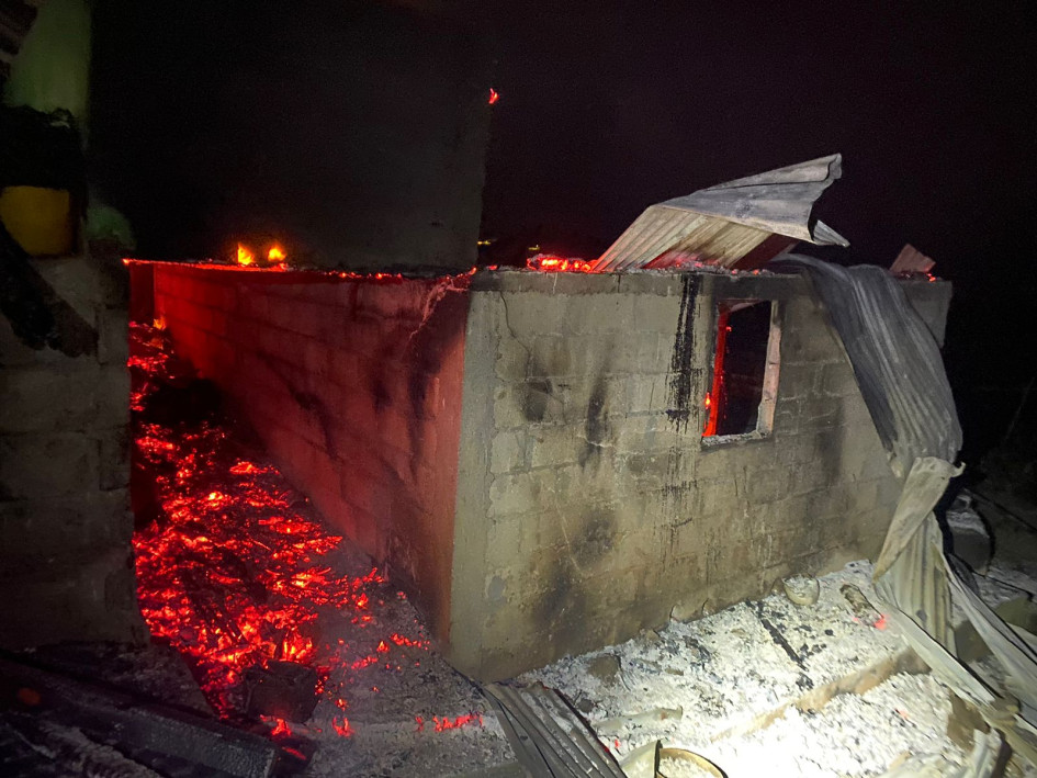 Dos conflagraciones se registraron en la noche de este domingo en Caldas. En la foto, el caso de Pensilvania. El otro ocurrió en Marmato. Dos conflagraciones se registraron en la noche de este domingo en Caldas. En la foto, el caso de Pensilvania. El otro ocurrió en Marmato.