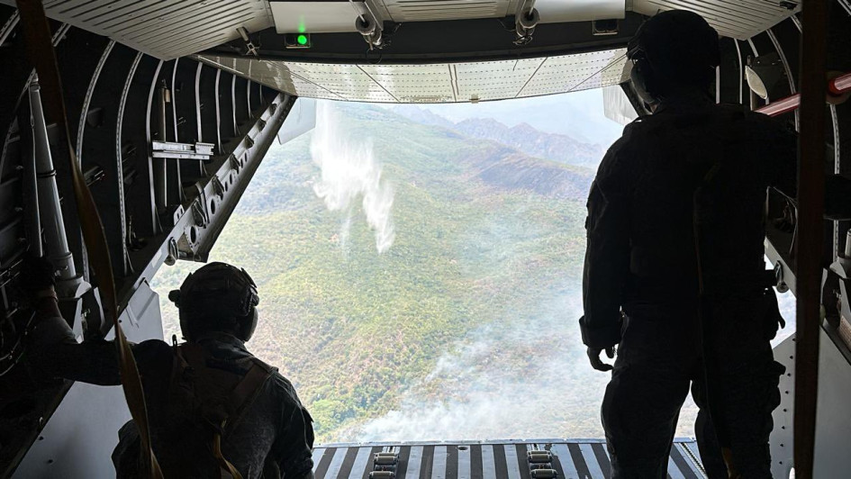 Foto | @UNGRD | LA PATRIA La Fuerza Área Colombiana, el Ejército y la Policía Nacional apoyan con descargas de agua y líquido retardante las labores de extinción. Foto | @UNGRD | LA PATRIA La Fuerza Área Colombiana, el Ejército y la Policía Nacional apoyan con descargas de agua y líquido retardante las labores de extinción.