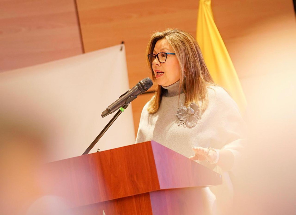 Foto | FiscaliaCOL LA PATRIA  La fiscal, Luz Adriana Camargo, ha querido aclarar algunos delitos, recordando que la obstrucción de vías, por ejemplo, solo se aplica cuando atente contra la vida humana, la salud pública, la seguridad alimentaria, el medioambiente o el derecho al trabajo o se haga con medios ilícitos. Igualmente manifestó que el delito de daño en bien ajeno sólo se da cuando se destruye, inutiliza, desaparece o daña un bien de un tercero, entre otros.