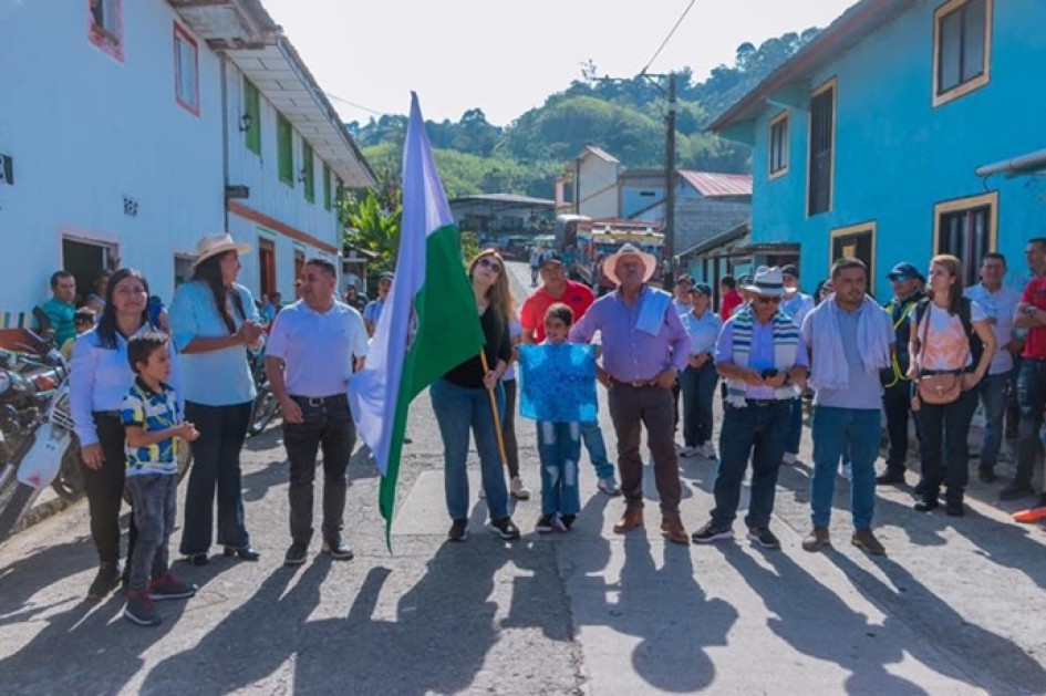 Al Día del Campesino en Las Margaritas (Manzanares) llegaron la representante la Cámara Juana Carolina Londoño y el diputado Rubén Dario Giraldo, Políticos con campesinos