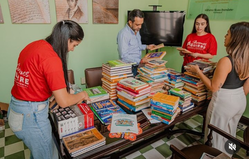 El diputado liberal Jorge Hernán Aguirre publicó en su cuenta de Instagram que donó por lo menos 400 libros sobre arte, arqueología, marketing y diccionarios. El diputado liberal Jorge Hernán Aguirre publicó en su cuenta de Instagram que donó por lo menos 400 libros sobre arte, arqueología, marketing y diccionarios.