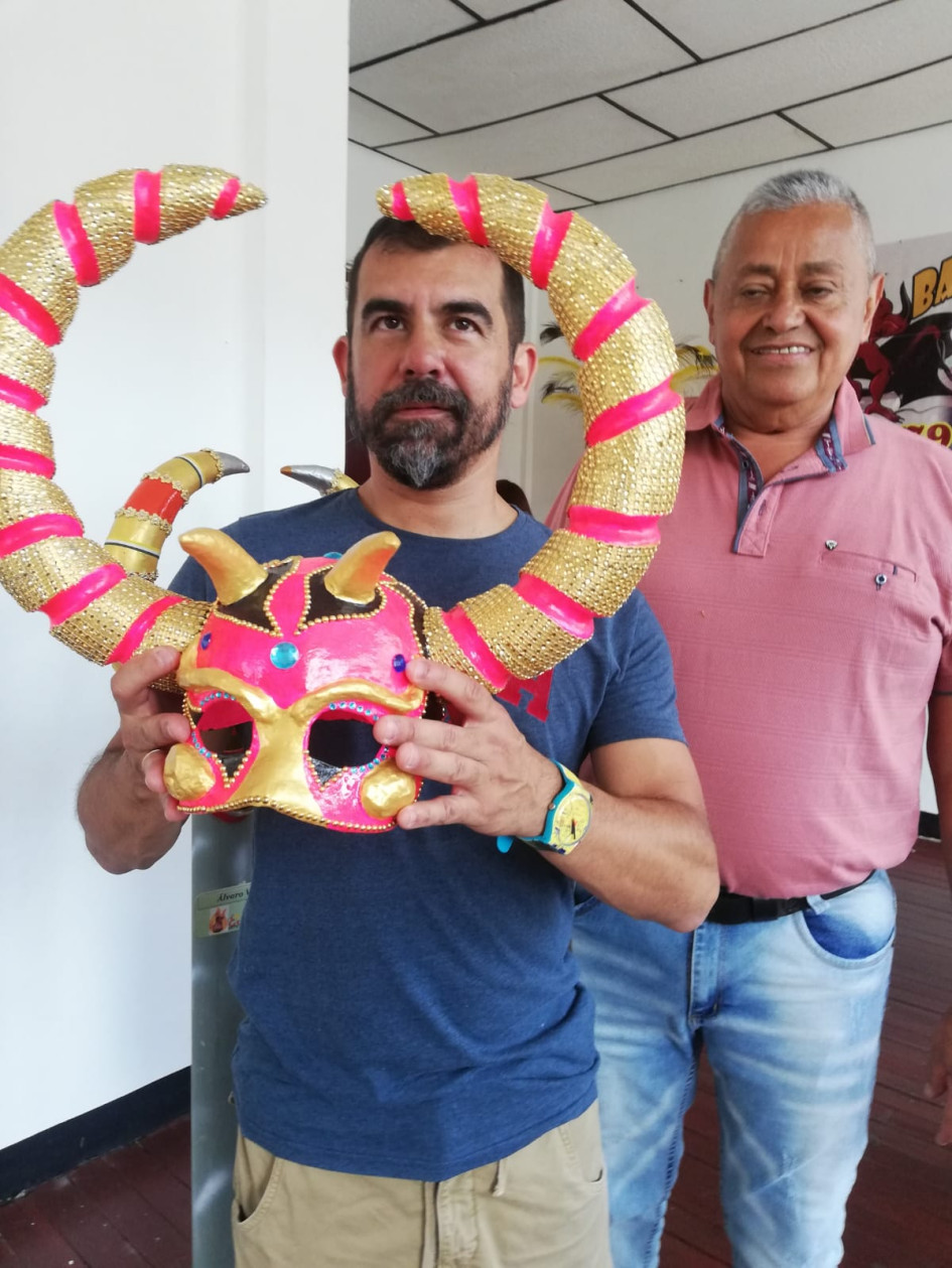 Aprovechando su visita a Riosucio por la sesión de la Asamblea de Caldas para tratar la pavimentación de la vía Riosucio-Jardín (Antioquia), el diputado Hernán Alberto Bedoya sacó un ratico de su tiempo para visitar la sede del Carnaval. De paso por el Carnaval