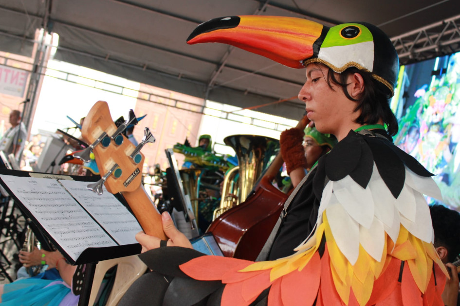 Los estudiantes interpretaron piezas musicales vestidos de Animales. Los estudiantes interpretaron piezas musicales vestidos de Animales.