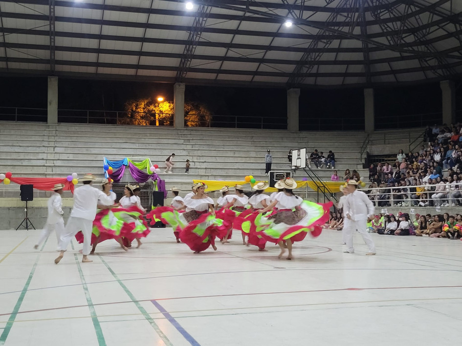 Los grupos mostraron su trabajo preparado durante el año. 