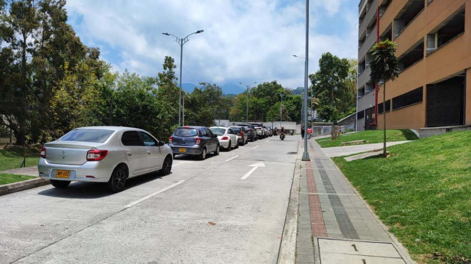 Foto Cortesía / Q'HUBO Así es la fila de carros que afecta la movilidad del sector. Foto Cortesía / Q'HUBO Así es la fila de carros que afecta la movilidad del sector.