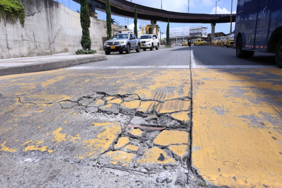 Este es el hueco en la calle 33 B al frente del centro Comercial Fundadores que causa dificultades a los conductores. Este es el hueco en la calle 33 B al frente del centro Comercial Fundadores que causa dificultades a los conductores.