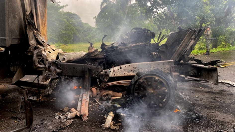 Volqueta calcinada desde la que supuestamente fueron lanzados los explosivos a la base militar. Volqueta calcinada desde la que supuestamente fueron lanzados los explosivos a la base militar.