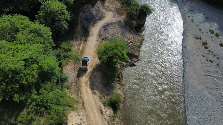 Ganaderos de la vía Aguadas (Caldas) - La Pintada (Antioquia) ponen sus predios a disposición de la Gobernación caldense para buscar una solución a la deteriorada ruta afectada por el río Arma. Ganaderos de la vía Aguadas (Caldas) - La Pintada (Antioquia) ponen sus predios a disposición de la Gobernación caldense para buscar una solución a la deteriorada ruta afectada por el río Arma.