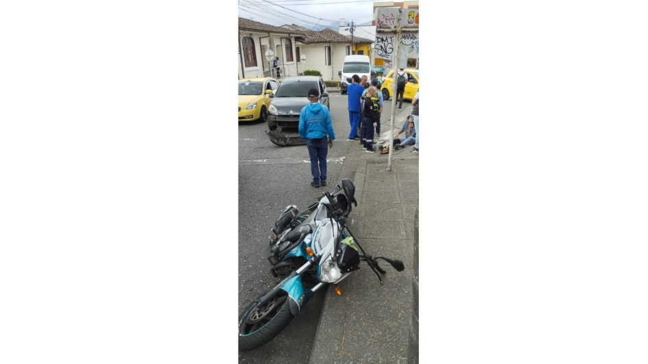 Una moto chocó contra un carro particular pasado el mediodía de este viernes en el sector de las funerarias en Manizales. Una moto chocó contra un carro particular pasado el mediodía de este viernes en el sector de las funerarias en Manizales.