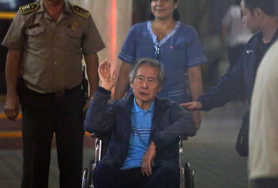 El expresidente peruano Alberto Fujimori, a su salida de la clínica Centenario de Lima, cuando tenía 80 años y aún se encontraba en prisión. Foto de enero del 2018. El expresidente peruano Alberto Fujimori, a su salida de la clínica Centenario de Lima, cuando tenía 80 años y aún se encontraba en prisión. Foto de enero del 2018.
