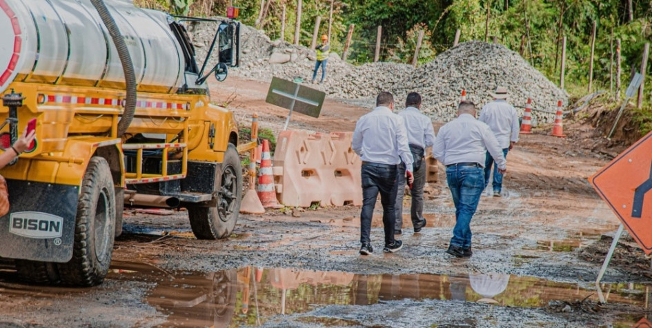 Las obras de la vía Riosucio (Caldas) - Jardín (Antioquia) están manchadas por el incumplimiento del Consorcio Eleín Samaná. Diputados caldenses recorrieron la ruta y encontraron solo 2 kilómetros en pavimento. ¿Qué ocurriría si la obra no se termina a tiempo?