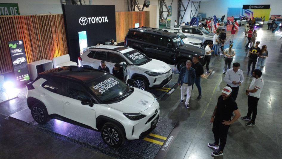 Chévrolet Caminos lanzó sus vehículos eléctricos Equinox y Blazer este sábado (21 de septiembre) en la Autoferia, organizada por LA PATRIA en Expoferias. Visitantes se antojaron de nuevos carros. Este domingo (22 de septiembre) es el último día del evento, que abre sus puertas de 10:00 a. m. a 7:00 p. m. Chévrolet Caminos lanzó sus vehículos eléctricos Equinox y Blazer este sábado (21 de septiembre) en la Autoferia, organizada por LA PATRIA en Expoferias. Visitantes se antojaron de nuevos carros. Este domingo (22 de septiembre) es el último día del evento, que abre sus puertas de 10:00 a. m. a 7:00 p. m.