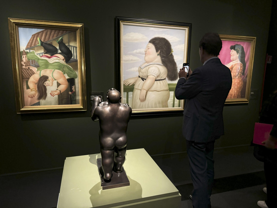 El universo único del artista colombiano Fernando Botero ha llegado al centro de Roma con la mayor exposición sobre su obra organizada en Italia, su segunda patria, un homenaje a un año de su muerte. El universo único del artista colombiano Fernando Botero ha llegado al centro de Roma con la mayor exposición sobre su obra organizada en Italia, su segunda patria, un homenaje a un año de su muerte.