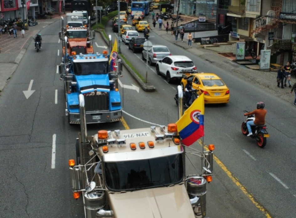Cerca de 200 conductores, entre camioneros, volqueteros, transportes escolares, servicios especiales y taxistas recorrieron este jueves las principales calles de Manizales en una jornada pacífica. Camioneros