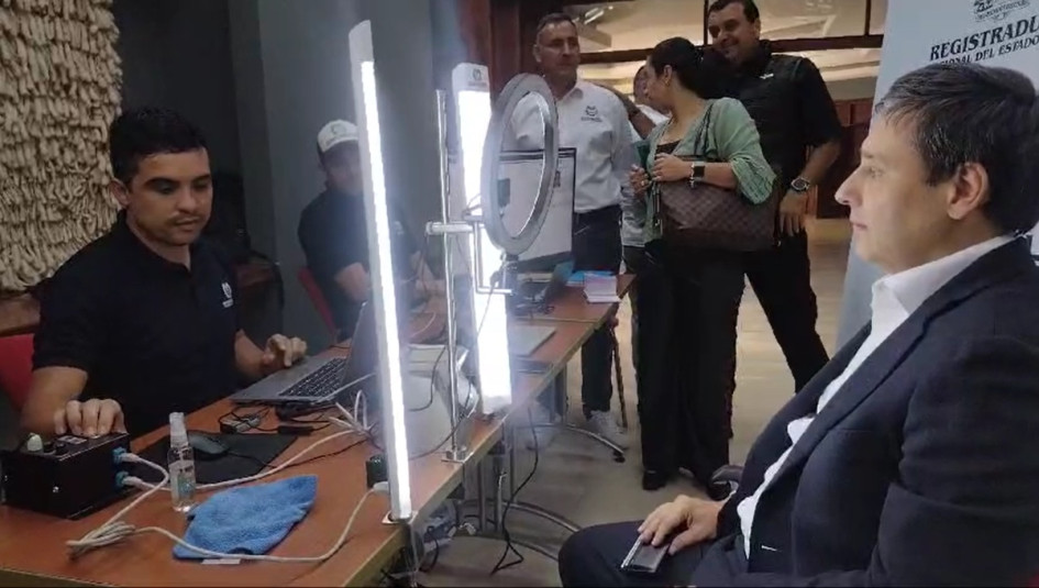 Mauricio Lizcano, ministro de las TIC, en la expedición de su cédula digital. Mauricio Lizcano, ministro de las TIC, en la expedición de su cédula digital.