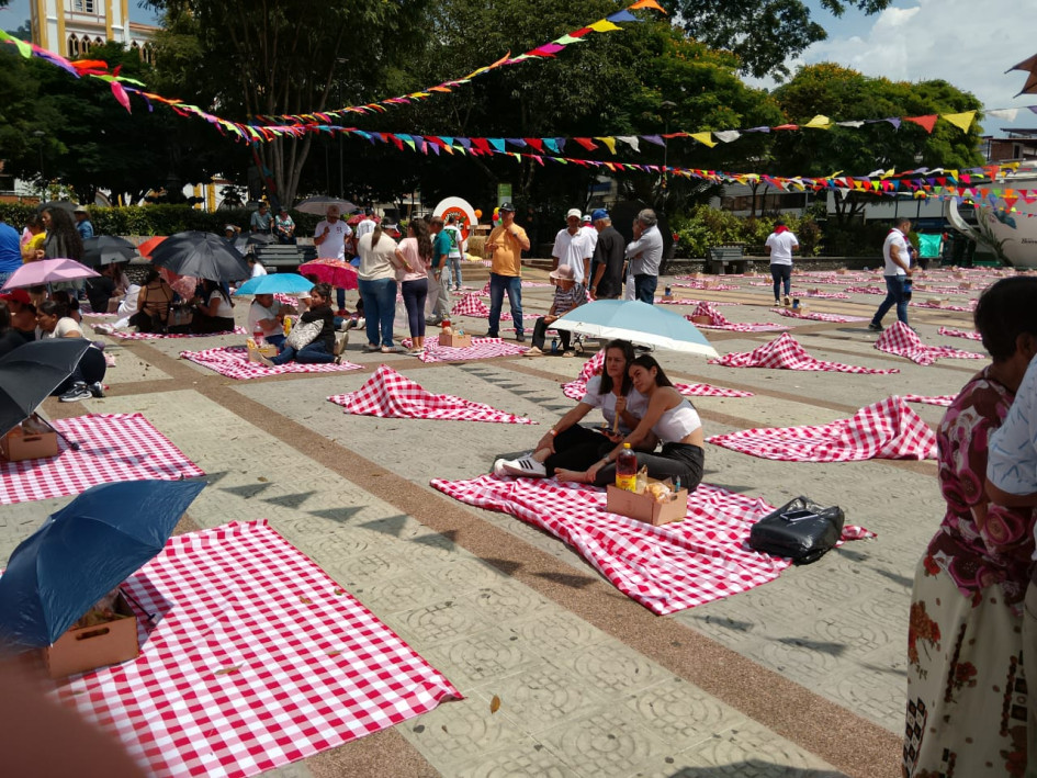 Chinchiná celebra el mes del Amor y la Amistad con un picnic al aire libre. Unas 1.500 personas participan de la actividad en el Parque de Bolívar. Chinchiná celebra el mes del Amor y la Amistad con un picnic al aire libre. Unas 1.500 personas participan de la actividad en el Parque de Bolívar.