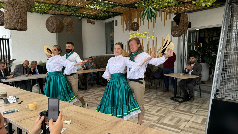 Danzazu, grupo artístico cultural artístico de Aranzazu mostró su talento en la inauguración de las fiestas en el Café Bistrea de Manizales. Danzazu, grupo artístico cultural artístico de Aranzazu mostró su talento en la inauguración de las fiestas en el Café Bistrea de Manizales.