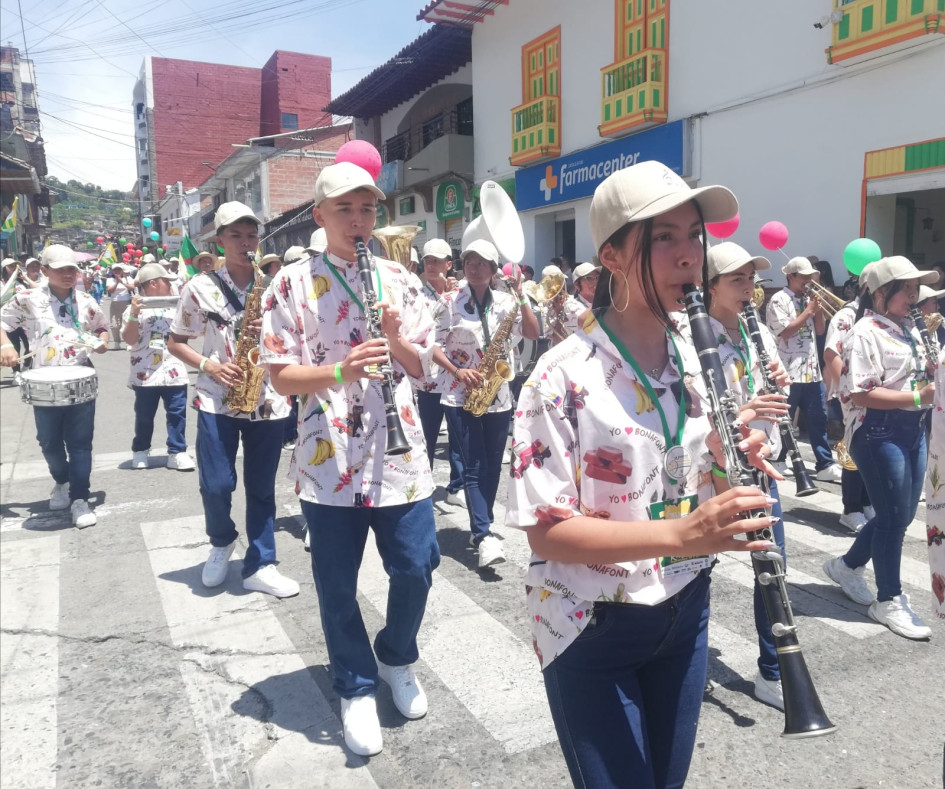 Las delegaciones que acompañaron a sus respectivas bandas, desfilaron con sobrada alegría , expresando cultura y esa memoria de tradición que se lleva en la sangre. Las delegaciones que acompañaron a sus respectivas bandas, desfilaron con sobrada alegría , expresando cultura y esa memoria de tradición que se lleva en la sangre.