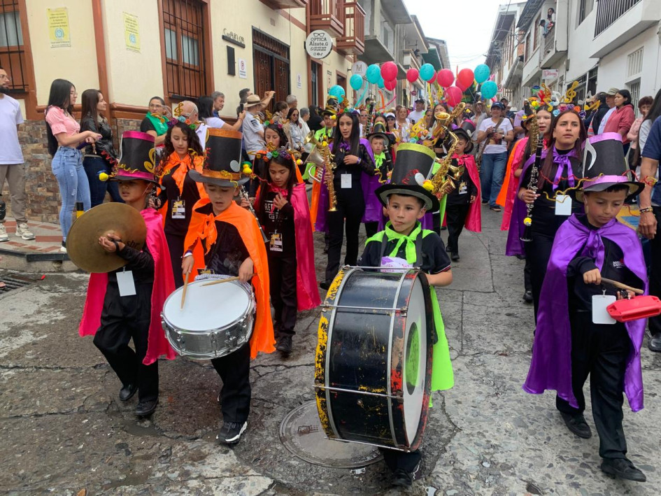 El desfile de las bandas le aportó el toque colorido a las calles de Neira. El desfile de las bandas le aportó el toque colorido a las calles de Neira.