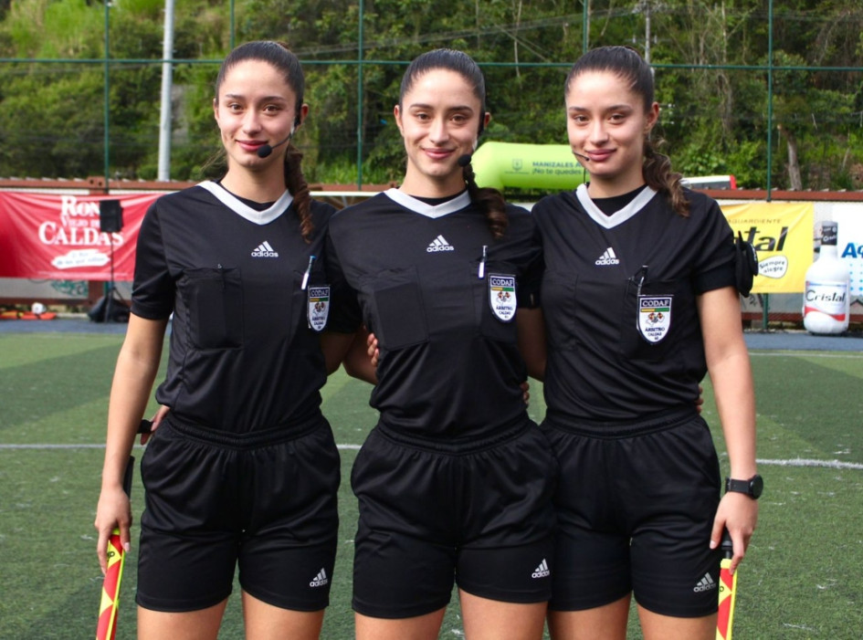 Diana Isabel, Manuela y María Camila, las Trillizas Vásquez Franco, en un partido de la Copa La Patria de Fútbol Femenino. Diana Isabel, Manuela y María Camila, las Trillizas Vásquez Franco, en un partido de la Copa La Patria de Fútbol Femenino.