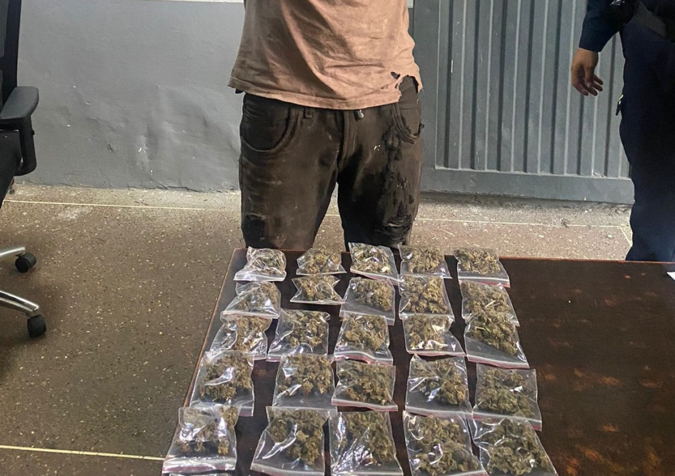 El capturado transportaba la marihuana en una bolsa por el sector de la Galería de Manizales. El capturado transportaba la marihuana en una bolsa por el sector de la Galería de Manizales.