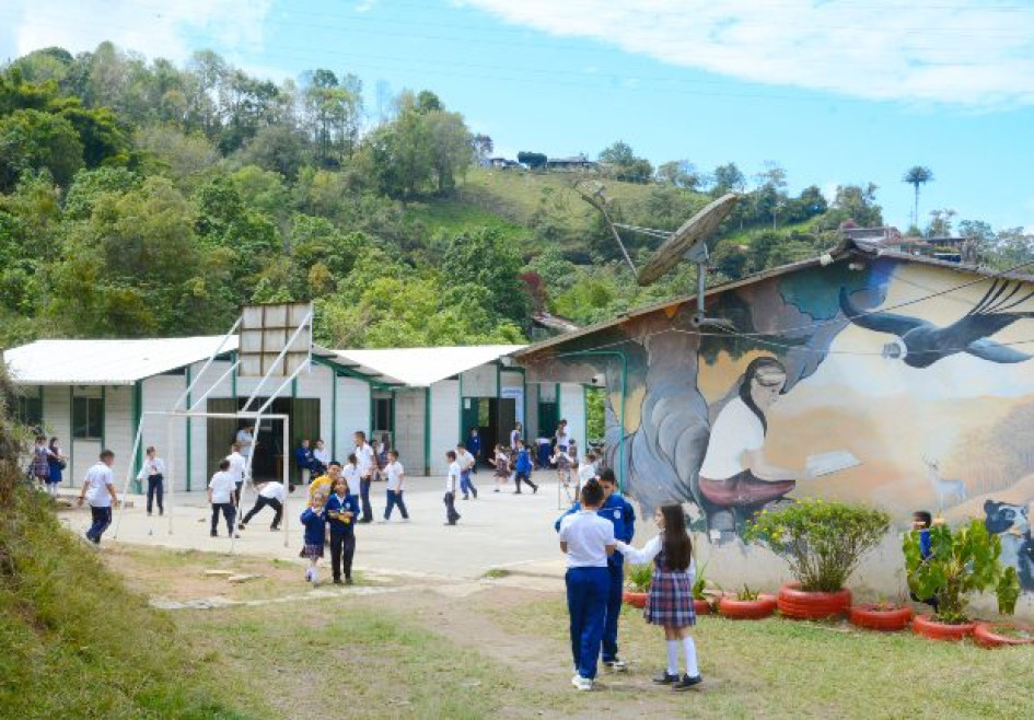 Fotos I Freddy Arango I LA PATRIA La escuela 12 de octubre, en la vereda Tejares, quedó unificada con unas aulas temporales, donde funcionaban varios salones a unos diez minutos de la sede central. Fotos I Freddy Arango I LA PATRIA La escuela 12 de octubre, en la vereda Tejares, quedó unificada con unas aulas temporales, donde funcionaban varios salones a unos diez minutos de la sede central.