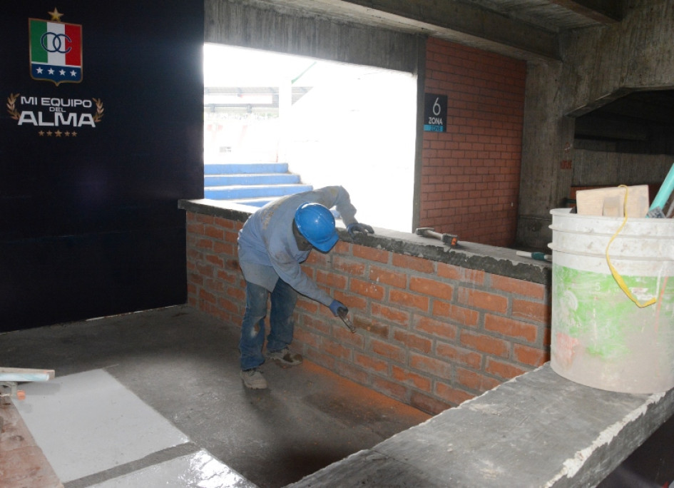 Un operario trabaja en el interior del estadio Palogrande. Un operario trabaja en el interior del estadio Palogrande.