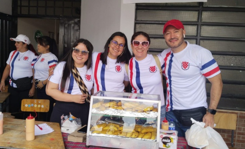 El puesto de empanadas del grado octavo resaltó por la acogida de los participantes. El puesto de empanadas del grado octavo resaltó por la acogida de los participantes.
