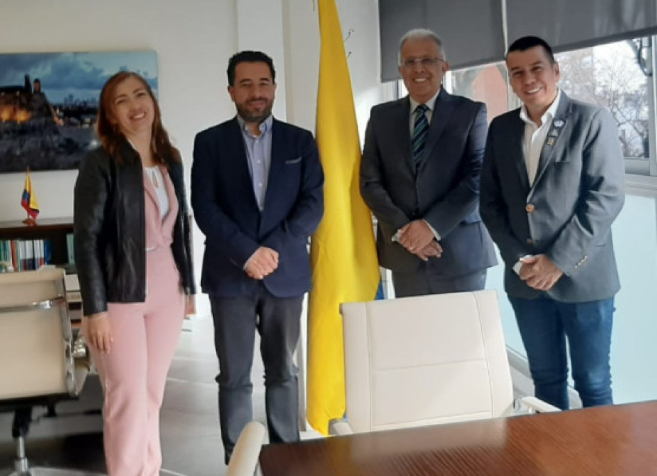 El secretario de Educación de Manizales, Andrés Felipe Betancurt; el gerente de People Contact, Juan José Silva, y Ana Clemencia Aristizábal, de la Fundación Lúker, se encuentran de visita en Uruguay aprendiendo del Plan Ceibal En Uruguay, aprendiendo