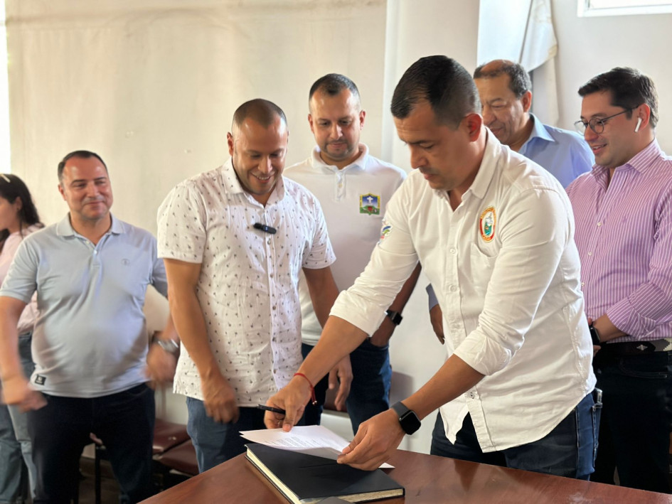 Los cinco alcaldes del Occidente Próspero de Caldas, con el gerente de la RAP Eje Cafetero, firmaron el miércoles el acuerdo que busca asociar sus municipios. Los cinco alcaldes del Occidente Próspero de Caldas, con el gerente de la RAP Eje Cafetero, firmaron el miércoles el acuerdo que busca asociar sus municipios.