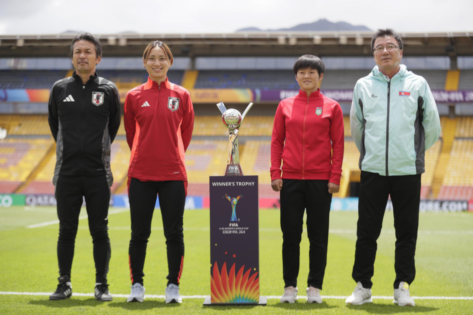 El entrenador de Japón, Michihisa Kano (i), posa junto a la jugadora de Japón Hayashi Manaka (2i), el entrenador de Corea del Norte, Ri Song Ho (d), y la jugadora de Corea, Chae Un Yong (2d) este sábado, en el estadio El Campín en Bogotá (Colombia). El entrenador de Japón, Michihisa Kano (i), posa junto a la jugadora de Japón Hayashi Manaka (2i), el entrenador de Corea del Norte, Ri Song Ho (d), y la jugadora de Corea, Chae Un Yong (2d) este sábado, en el estadio El Campín en Bogotá (Colombia).