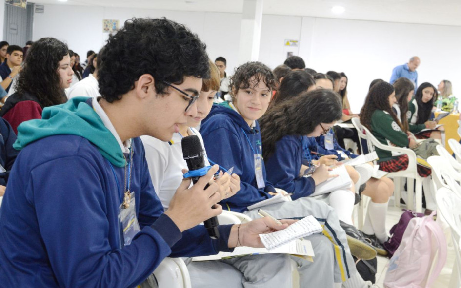 En el evento los estudiantes conversaron sobre las nuevas tecnologías y su aplicación. En el evento los estudiantes conversaron sobre las nuevas tecnologías y su aplicación.