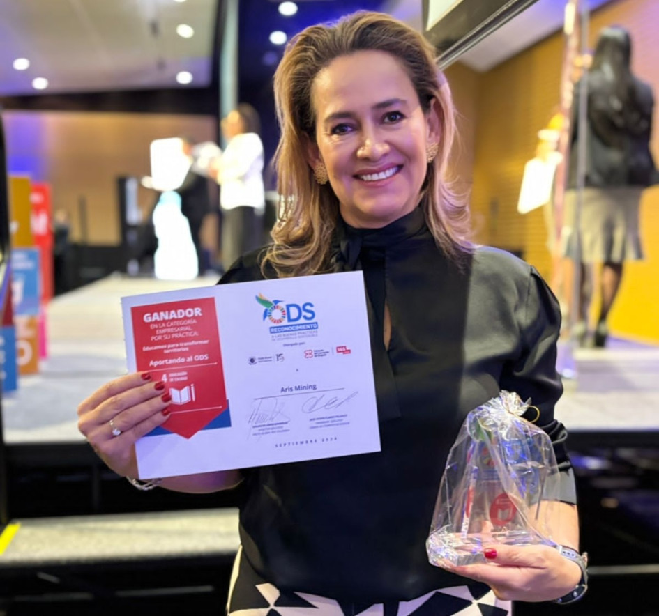 Giovanna Romero, vicepresidente senior de Asuntos Corporativos y Sostenibilidad de Aris Mining, recibió el reconocimiento en Buenas Prácticas de Desarrollo Sostenible. Giovanna Romero, vicepresidente senior de Asuntos Corporativos y Sostenibilidad de Aris Mining, recibió el reconocimiento en Buenas Prácticas de Desarrollo Sostenible.