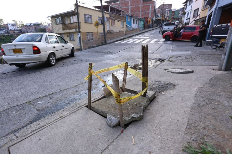 Así se encuentra el hueco por la falta de tapa en el barrio Centenario en la calle 10B con carrera 32. Así se encuentra el hueco por la falta de tapa en el barrio Centenario en la calle 10B con carrera 32.