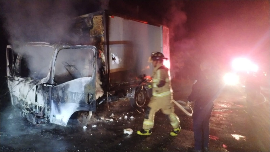 Vehículo incendiado. Vehículo incendiado.