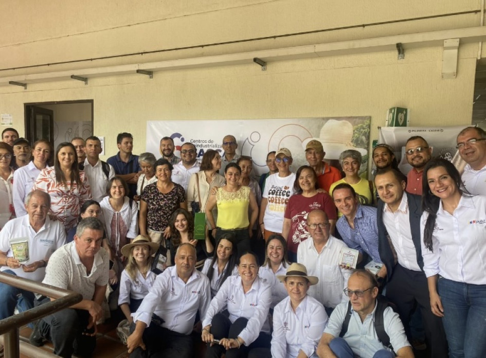 Este proyecto busca generar oportunidades y avanzar en el cierre de brechas competitivas para contribuir con el bienestar común de los cafeteros. Este proyecto busca generar oportunidades y avanzar en el cierre de brechas competitivas para contribuir con el bienestar común de los cafeteros.