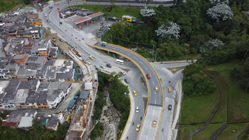 El cambio en la medida del pico y placa por la avenida Kevin Ángel de Manizales obedece a los avances del proyecto del intercambiador vial de Los Cedros. El cambio en la medida del pico y placa por la avenida Kevin Ángel de Manizales obedece a los avances del proyecto del intercambiador vial de Los Cedros.
