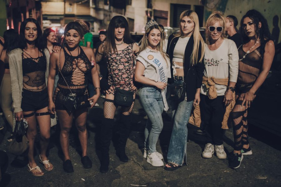 Algunas de las integrantes de Las Guapas posaron con Marcela Posada, Señora Manizales 2024, desde la calle donde ejercen su actividad diari Algunas de las integrantes de Las Guapas posaron con Marcela Posada, Señora Manizales 2024, desde la calle donde ejercen su actividad diari