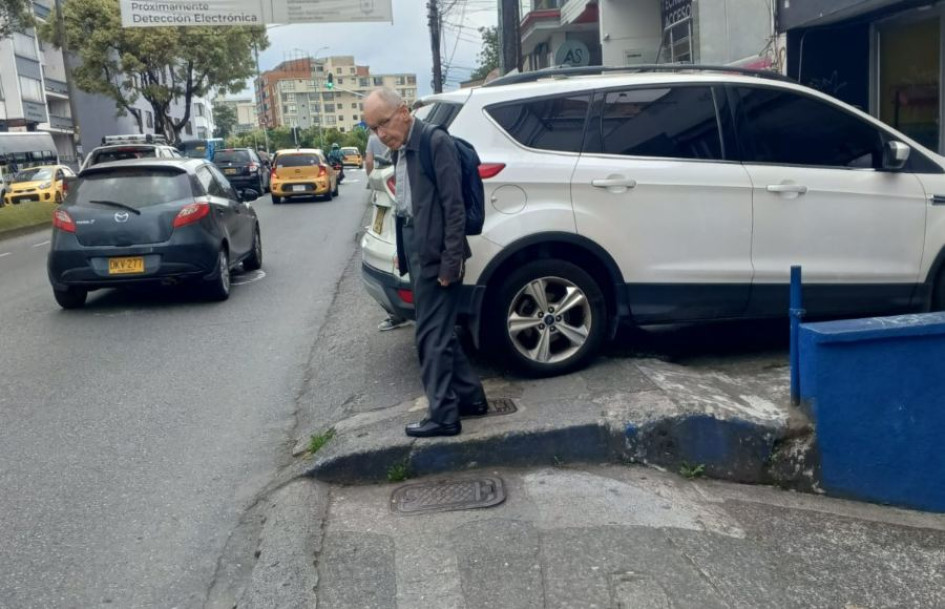 Foto| Cortesía | LA PATRIA Estos son los automóviles que ocupan la vía peatonal en la avenida Santander. Foto| Cortesía | LA PATRIA Estos son los automóviles que ocupan la vía peatonal en la avenida Santander.