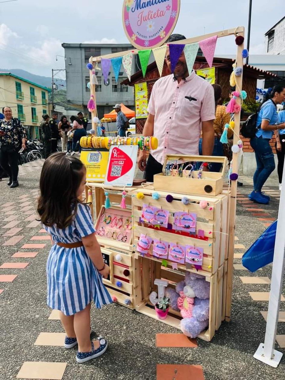 Manillas y dulces exhibieron en primero de primaria. Una niña de primero de primaria en Pácora ofrece productos de su salón.