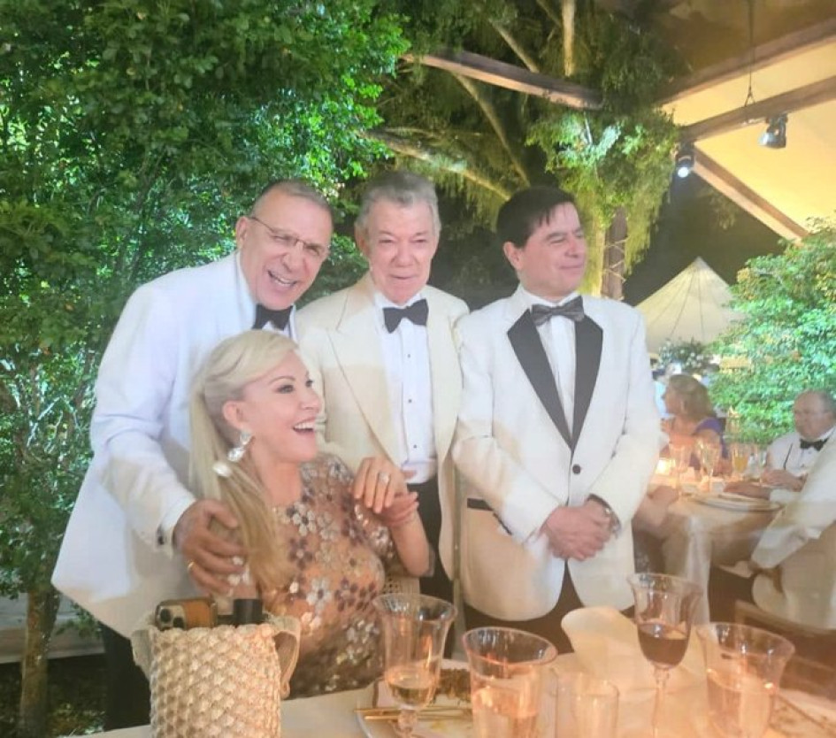 La gobernadora del Valle del Cauca, Dilian Francisca Toro; el embajador de Colombia ante el Reino Unido e Irlanda del Norte, Roy Barreras (izq.), y el ministro del Interior, Juan Fernando Cristo (der.), estuvieron entre los asistentes al matrimonio entre Gabriela Tafur y Esteban Santos, hijo del expresidente de la República Juan Manuel Santos (centro).