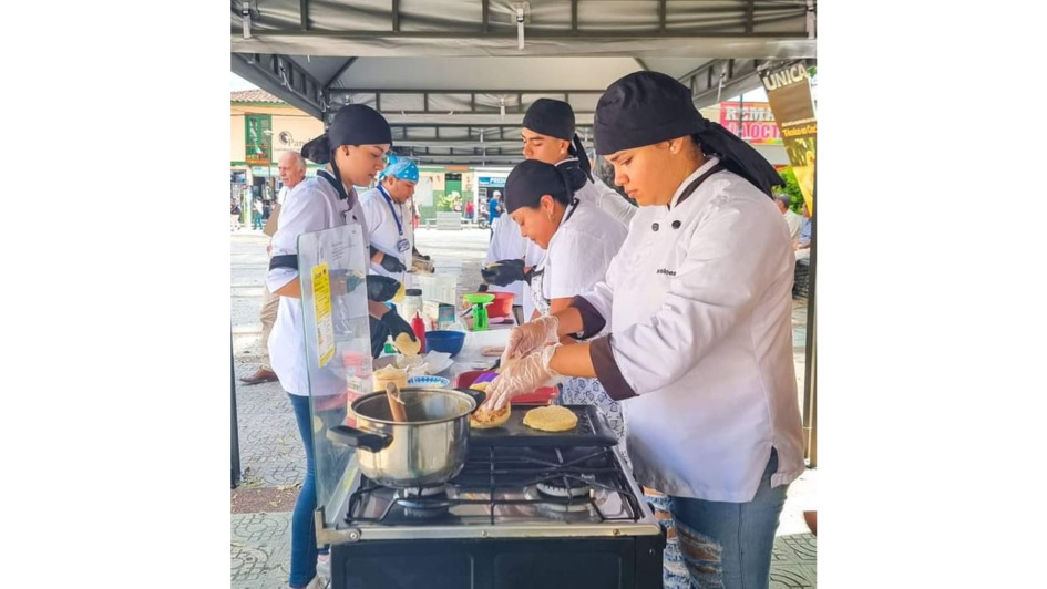 Chinchiná celebra el mes del Patrimonio. Los Vigías del Patrimonio organizaron conversatorios históricos y culturales. El lunes fue la fiesta de la arepa en el Parque de Bolívar, las elaboraron de distintos sabores. Chinchiná celebra el mes del Patrimonio. Los Vigías del Patrimonio organizaron conversatorios históricos y culturales. El lunes fue la fiesta de la arepa en el Parque de Bolívar, las elaboraron de distintos sabores.