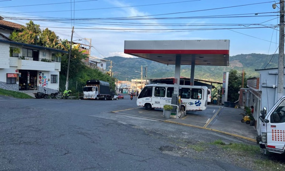 Las estaciones de servicio de Anserma (Caldas) no vendieron combustible (ni gasolina, ni ACPM) a motociclistas ni a vehículos particulares durante el paro camionero. Las estaciones de servicio de Anserma (Caldas) no vendieron combustible (ni gasolina, ni ACPM) a motociclistas ni a vehículos particulares durante el paro camionero.