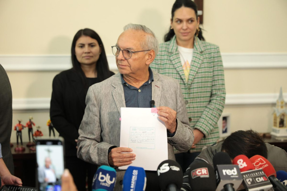 El ministro de Hacienda, Ricardo Bonilla, radicó esta mañana la reforma tributaria. El ministro de Hacienda, Ricardo Bonilla, radicó esta mañana la reforma tributaria.