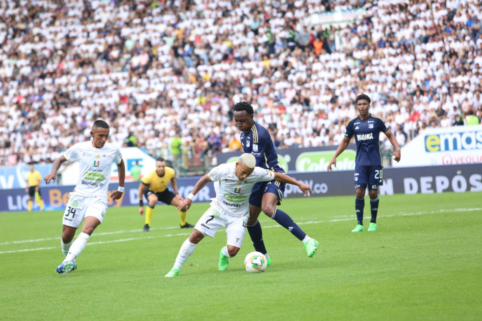 Michael Barrios (centro), goleador del Once Caldas en la presente Liga, se vistió este domingo de asistidor para que el Blanco lograra el empate contra Millonarios. Michael Barrios (centro), goleador del Once Caldas en la presente Liga, se vistió este domingo de asistidor para que el Blanco lograra el empate contra Millonarios.
