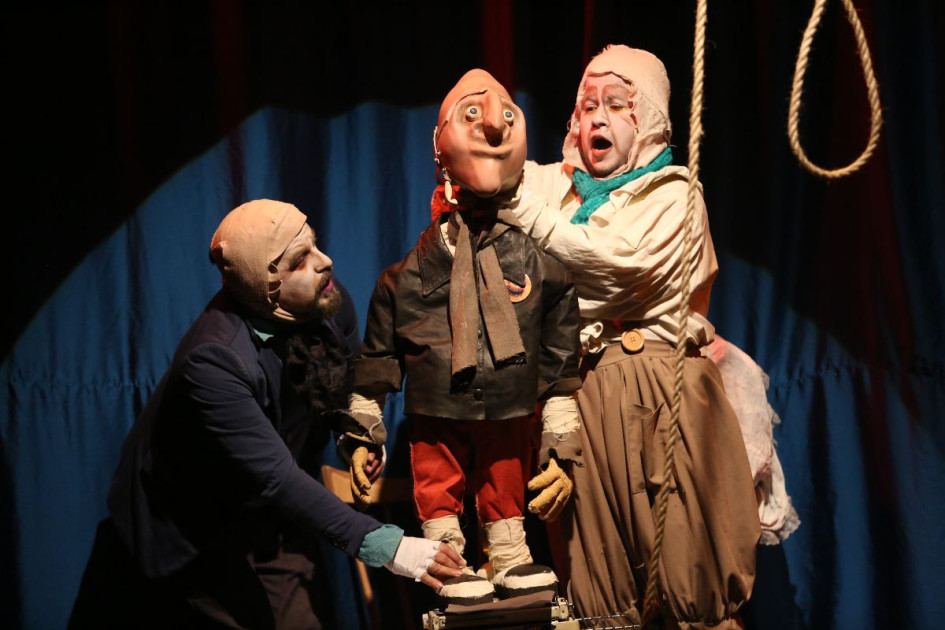 Ubú en Polombia es una burla al sistema político de Colombia. Se expuso ayer en el Teatro El Galpón. Ubú en Polombia es una burla al sistema político de Colombia. Se expuso ayer en el Teatro El Galpón.
